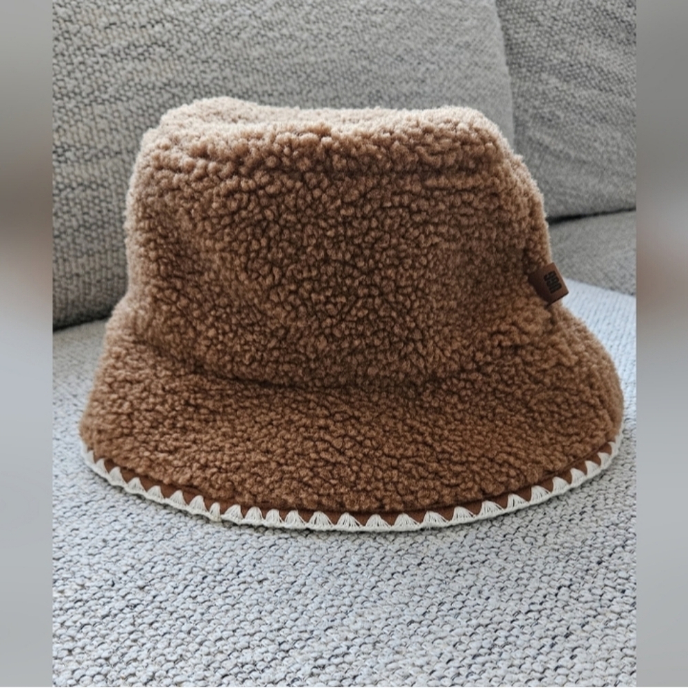 NWOT UGG Fluff Scalloped Tan Sherpa Bucket Style Hat Womens Size Small Medium